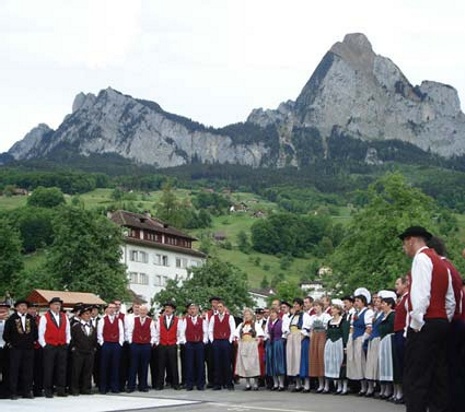 Gesamtchor vor den Mythen am Naturjuuzkonzert